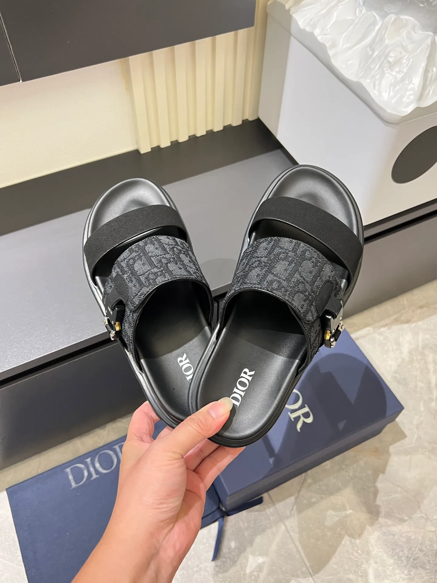 Men's Men's Shoes 💰p320 Dio* Men's Sandals Slippers. Showcasing Dior haute couture design. The Dior gray suede strap is accented with an aluminum Dior buckle for added style. Paired with a comfortable tonal notch sole, they pair easily with shorts or jeans for a sophisticated look. Main body: suede cow leather, technical fabric lining: cow leather, with adjustable straps, aluminum Dior buckle, Dior gray EVA insole, tonal notched rubber outsole splicing structure, size: 38-44 (customized at 45.46)